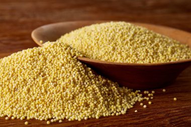 Mercimek rustik ahşap arka plan, üstten görünüm, yakın çekim, seçici odak bir ahşap kase.