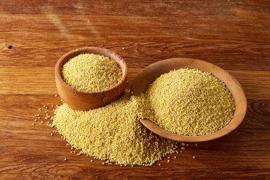 Mercimek rustik ahşap arka plan, üstten görünüm, yakın çekim, seçici odak bir ahşap kase.