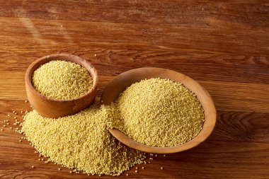 Mercimek rustik ahşap arka plan, üstten görünüm, yakın çekim, seçici odak bir ahşap kase.