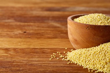 Mercimek rustik ahşap arka plan, üstten görünüm, yakın çekim, seçici odak bir ahşap kase.