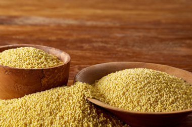 Mercimek rustik ahşap arka plan, üstten görünüm, yakın çekim, seçici odak bir ahşap kase.