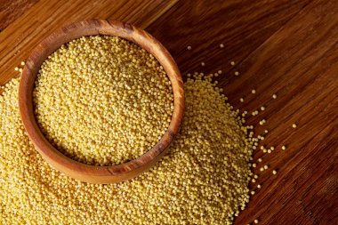 Mercimek rustik ahşap arka plan, üstten görünüm, yakın çekim, seçici odak bir ahşap kase.