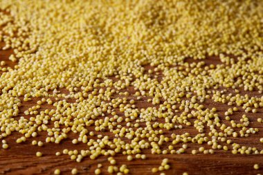 Doğal organik darı rustik ahşap arka plan, üstten görünüm, yakın çekim, seçici odak yığını.