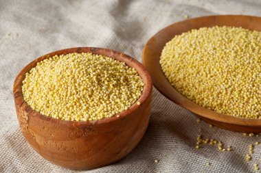 Darı saf masa örtüsü, üstten görünüm, yakın çekim, seçici odak bir ahşap kase.