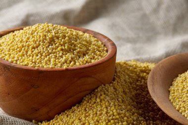 Darı saf masa örtüsü, üstten görünüm, yakın çekim, seçici odak bir ahşap kase.