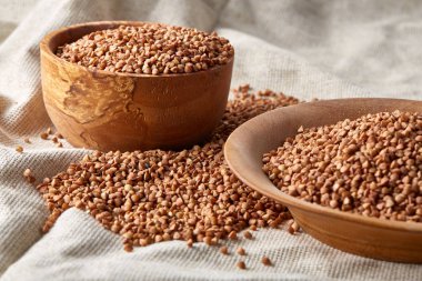 Saf masa örtüsü, üstten görünüm, yakın çekim ahşap bir tabak içinde keten tohumu.