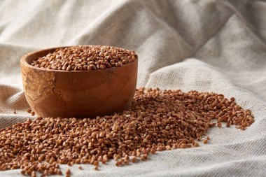 Saf masa örtüsü, üstten görünüm, yakın çekim ahşap bir tabak içinde keten tohumu.