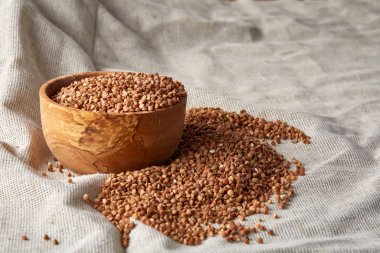 Saf masa örtüsü, üstten görünüm, yakın çekim ahşap bir tabak içinde keten tohumu.