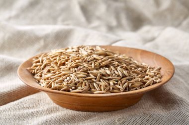 Yulaf kabuğu çıkarılmış tane veya yulaf ani artış ahşap plaka eski ahşap arka plan, kopya alanı, üstten görünüm seçici odak üzerinde