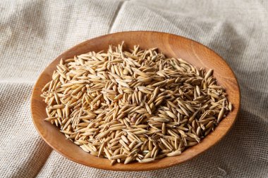 Yulaf kabuğu çıkarılmış tane veya yulaf ani artış ahşap plaka eski ahşap arka plan, kopya alanı, üstten görünüm seçici odak üzerinde