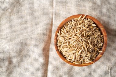 Yulaf kabuğu çıkarılmış tane veya yulaf ani artış ahşap plaka eski ahşap arka plan, kopya alanı, üstten görünüm seçici odak üzerinde