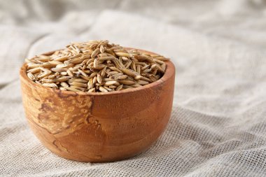 Yulaf kabuğu çıkarılmış tane veya yulaf ani artış ahşap plaka eski ahşap arka plan, kopya alanı, üstten görünüm seçici odak üzerinde