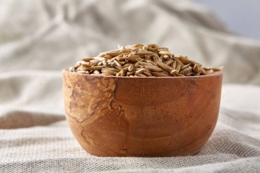 Yulaf kabuğu çıkarılmış tane veya yulaf ani artış ahşap plaka eski ahşap arka plan, kopya alanı, üstten görünüm seçici odak üzerinde