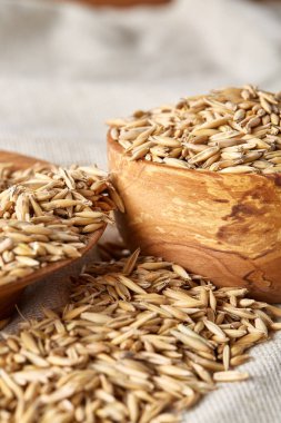 Yulaf kabuğu çıkarılmış tane veya yulaf ani artış ahşap plaka eski ahşap arka plan, kopya alanı, üstten görünüm seçici odak üzerinde