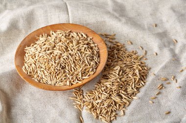 Yulaf kabuğu çıkarılmış tane veya yulaf ani artış ahşap plaka eski ahşap arka plan, kopya alanı, üstten görünüm seçici odak üzerinde