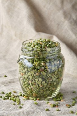 Cam saf masa örtüsü, yakın çekim, seçici odak ham yeşil bezelye.