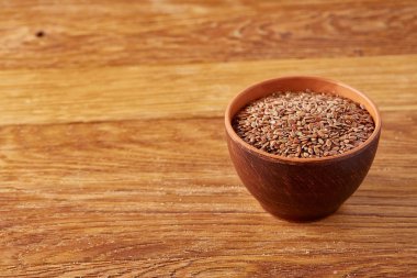 Bir yuvarlak ahşap plaka saf masa örtüsü, üstten görünüm, seçici odak yakın çekim buğday.