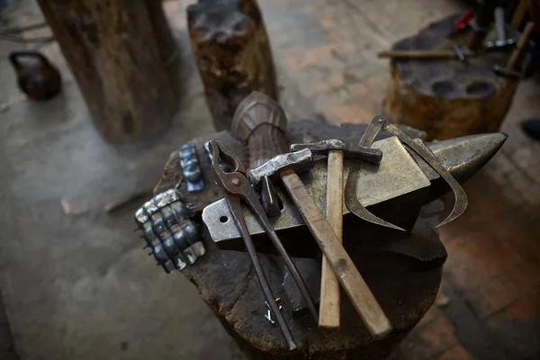 Werken van metalen gereedschappen in smeden workshop, close-up, selectieve aandacht, niemand — Stockfoto