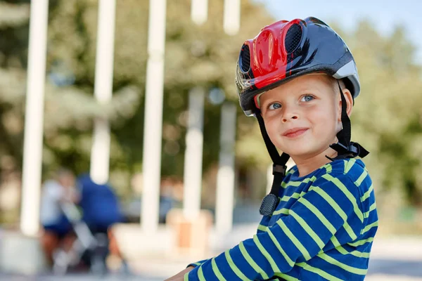 자전거 야외, 선택적 초점에 긍정적인 소년의 초상화 — 스톡 사진