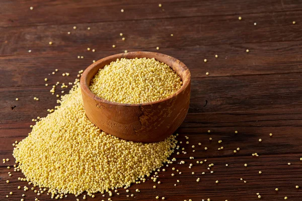 Mercimek rustik ahşap arka plan, üstten görünüm, yakın çekim, seçici odak bir ahşap kase.