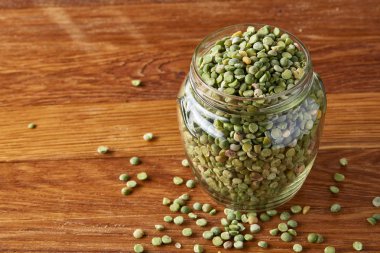 Cam ahşap arka plan, yakın çekim, seçici odak ham yeşil bezelye.