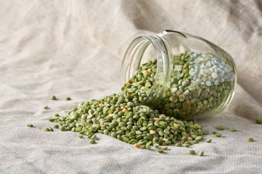 Cam saf masa örtüsü, yakın çekim, seçici odak ham yeşil bezelye.