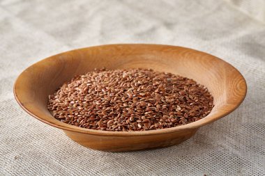 Bir yuvarlak ahşap plaka saf masa örtüsü, üstten görünüm, seçici odak yakın çekim buğday.