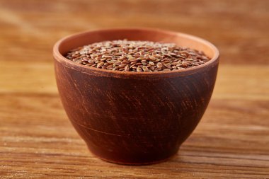 Bir yuvarlak ahşap plaka saf masa örtüsü, üstten görünüm, seçici odak yakın çekim buğday.