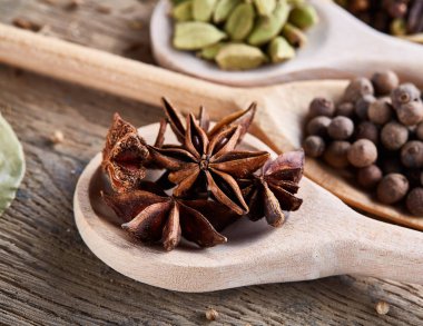 Renkli aromatik eski ahşap masa, yakın çekim, düz yemek pişirmek için çeşitli baharatlar yatıyordu, seçici odak.