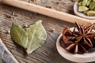 Renkli aromatik eski ahşap masa, yakın çekim, düz yemek pişirmek için çeşitli baharatlar yatıyordu, seçici odak.