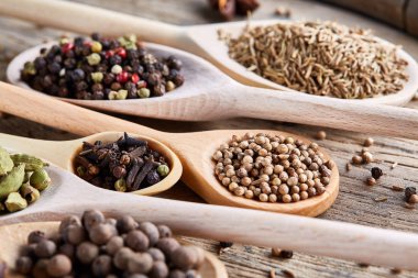 Renkli aromatik eski ahşap masa, yakın çekim, düz yemek pişirmek için çeşitli baharatlar yatıyordu, seçici odak.