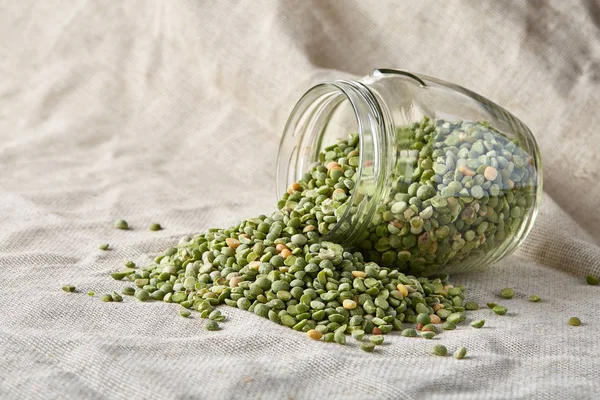Cam saf masa örtüsü, yakın çekim, seçici odak ham yeşil bezelye.