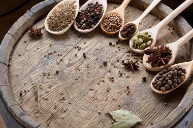 Renkli aromatik eski ahşap masa, yakın çekim, düz yemek pişirmek için çeşitli baharatlar yatıyordu, sığ derinlik-in tarla.