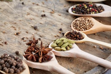 Renkli aromatik eski ahşap masa, yakın çekim, düz yemek pişirmek için çeşitli baharatlar yatıyordu, sığ derinlik-in tarla.