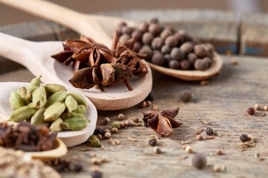 Renkli aromatik eski ahşap masa, yakın çekim, düz yemek pişirmek için çeşitli baharatlar yatıyordu, sığ derinlik-in tarla.