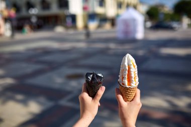 Bir ilk kişi görünümü, kız bir dondurma sığ derinlik-in tarla onun elinde olan yol boyunca yürüyüş.