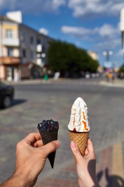 İlk kişi görüntüleyebilir, sevgilisi olan bir dondurma sığ derinlik-in tarla ellerinde, yol boyunca yürüyüş.