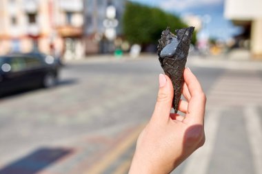 Bir ilk kişi görünümü, kız bir dondurma sığ derinlik-in tarla onun elinde olan yol boyunca yürüyüş.