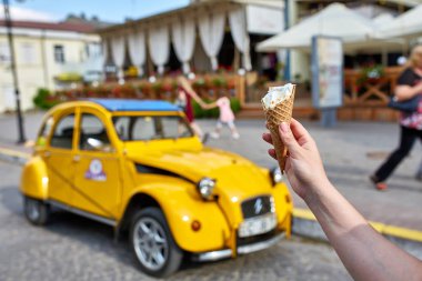 İlk kişi görüntüleyebilir, bir kişi bir dondurma sığ derinlik-in tarla onun elinde olan yol boyunca yürüyüş.