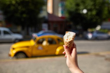 İlk kişi görüntüleyebilir, bir kişi bir dondurma sığ derinlik-in tarla onun elinde olan yol boyunca yürüyüş.