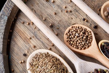 Renkli aromatik eski ahşap masa, yakın çekim, düz yemek pişirmek için çeşitli baharatlar yatıyordu, sığ derinlik-in tarla.