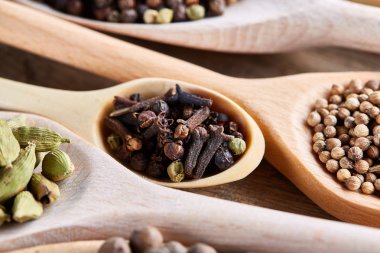 Renkli aromatik eski ahşap masa, yakın çekim, düz yemek pişirmek için çeşitli baharatlar yatıyordu, sığ derinlik-in tarla.