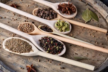 Renkli aromatik eski ahşap masa, yakın çekim, düz yemek pişirmek için çeşitli baharatlar yatıyordu, sığ derinlik-in tarla.