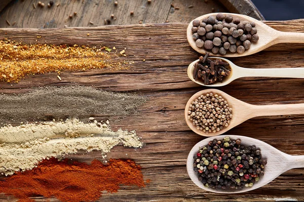 Tahta kaşıklar ile baharat vintage arka planda, perspektif, yakın çekim, seçici odak azalan sıra