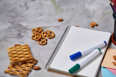 Geri okul kavramı, okul malzemeleri, bisküvi ve beslenme çantası beyaz Danışma, seçici odak, yakın çekim için.