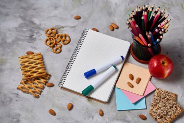 Geri okul kavramı, okul malzemeleri, bisküvi ve beslenme çantası beyaz Danışma, seçici odak, yakın çekim için.