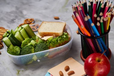 Geri okul kavramı, okul malzemeleri, bisküvi ve beslenme çantası beyaz Danışma, seçici odak, yakın çekim için.