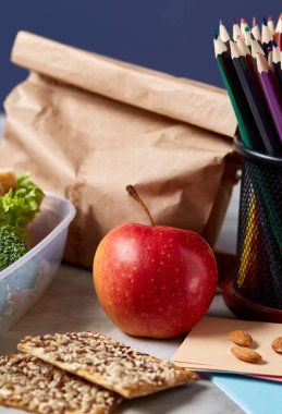 Geri okul kavramı, okul malzemeleri, bisküvi ve beslenme çantası beyaz Danışma, seçici odak, yakın çekim için.