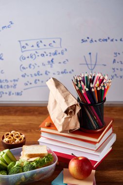 Geri okul kavramı, okul malzemeleri, bisküvi ve beslenme çantası beyaz yazı tahtası, seçici odak, yakın çekim için.