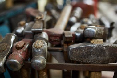 Demirci Atölyesi, yakın çekim, seçici odak, metal araçlarında çalışan kimse